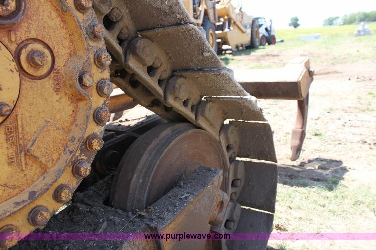 image for item F9753 1985 Caterpillar D4H dozer
