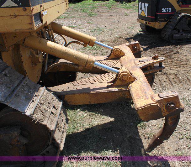 image for item F9753 1985 Caterpillar D4H dozer