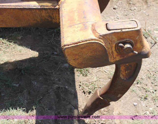 image for item F9753 1985 Caterpillar D4H dozer