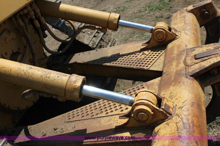 image for item F9753 1985 Caterpillar D4H dozer