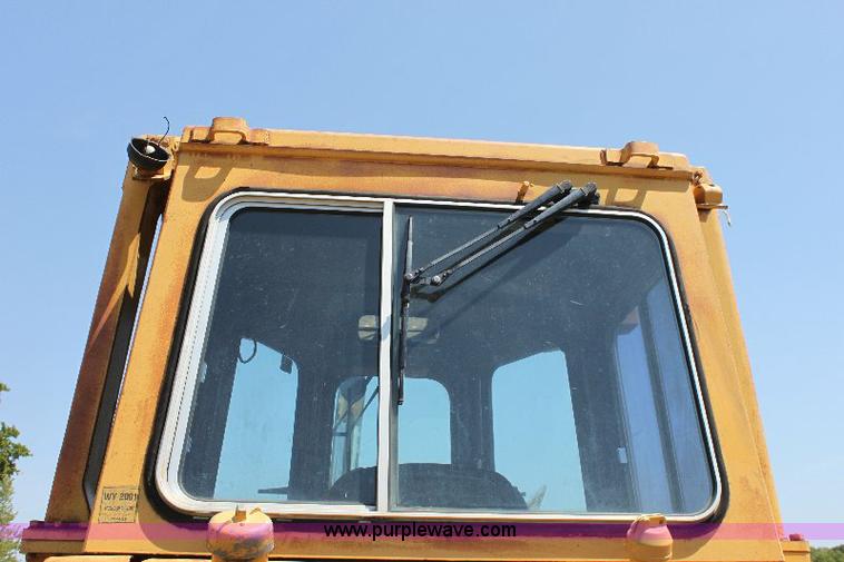 image for item F9753 1985 Caterpillar D4H dozer