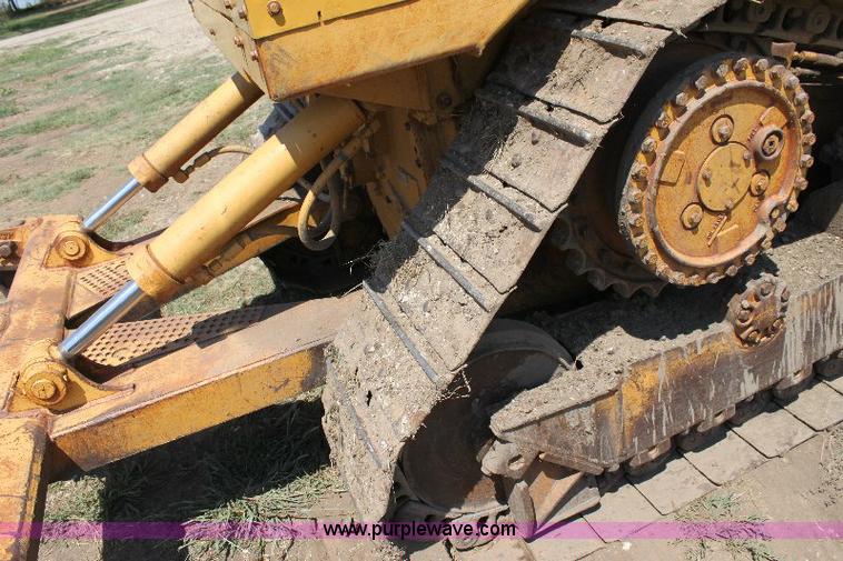 image for item F9753 1985 Caterpillar D4H dozer