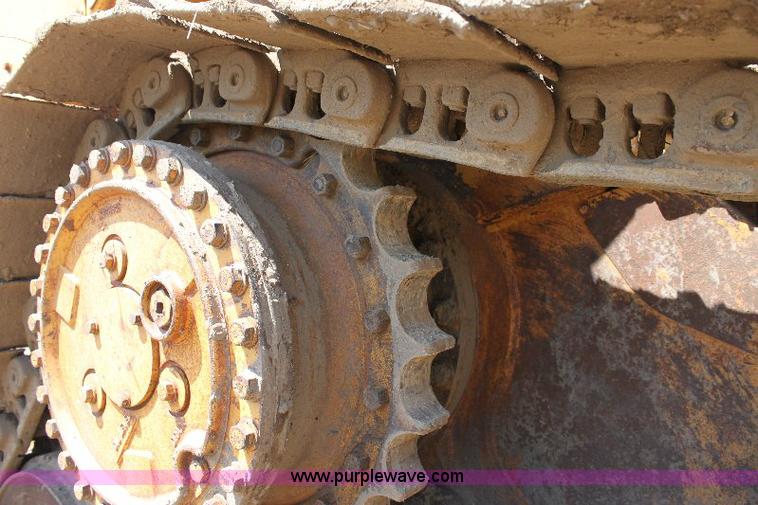 image for item F9753 1985 Caterpillar D4H dozer