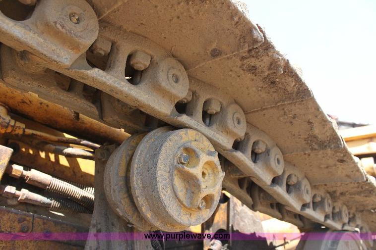 image for item F9753 1985 Caterpillar D4H dozer