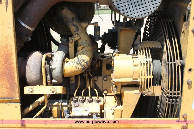 image for item F9753 1985 Caterpillar D4H dozer