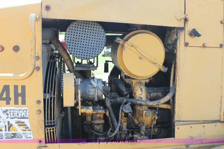 image for item F9753 1985 Caterpillar D4H dozer