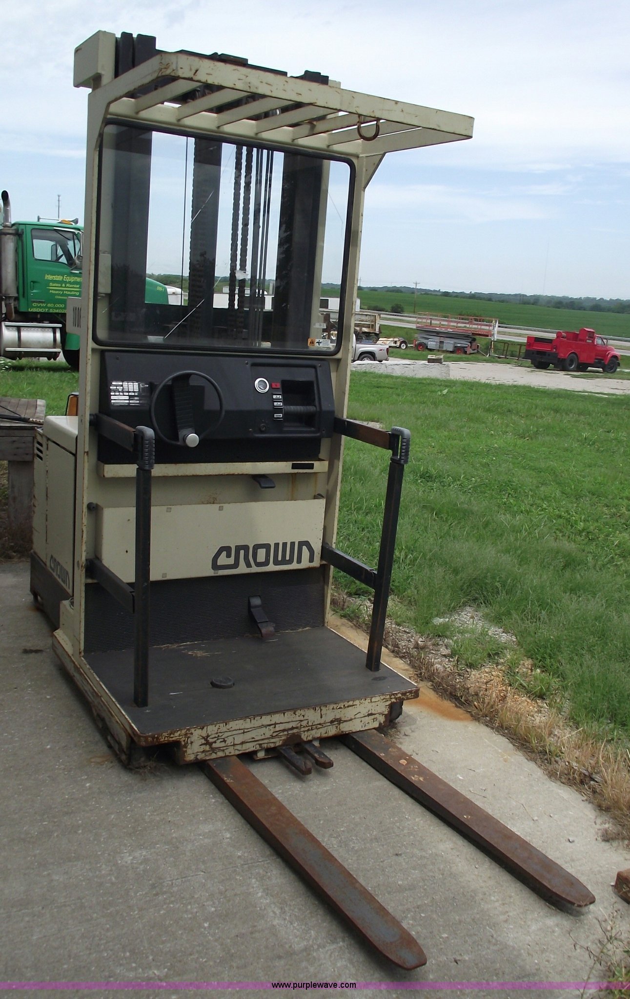 Crown standup forklift in Odessa, MO Item A4076 sold Purple Wave