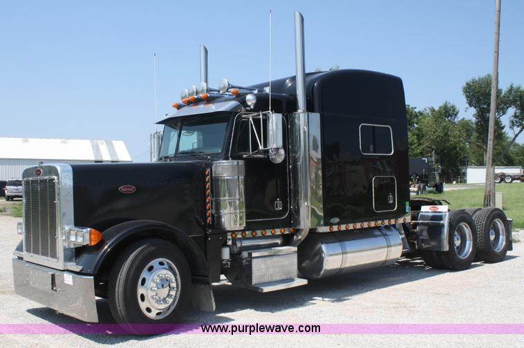 image for item A2256 2005 Peterbilt 379 semi truck
