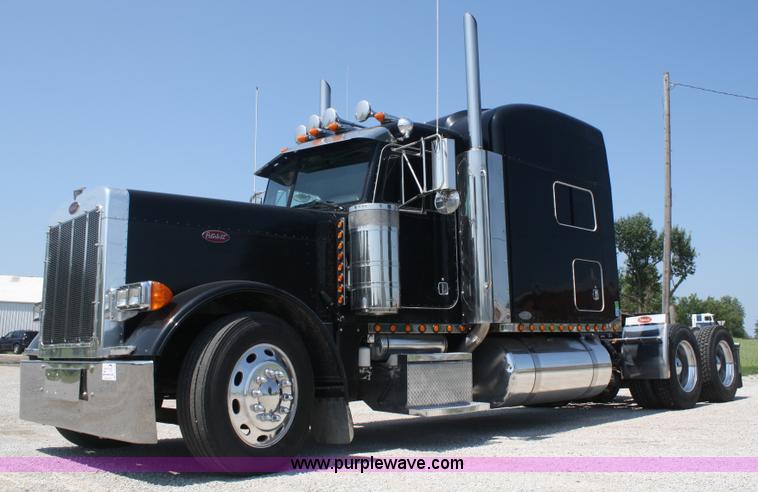 image for item A2256 2005 Peterbilt 379 semi truck