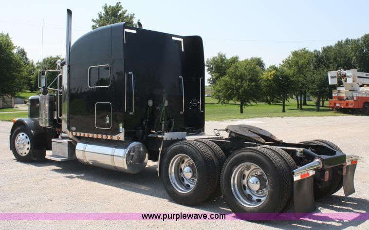 image for item A2256 2005 Peterbilt 379 semi truck