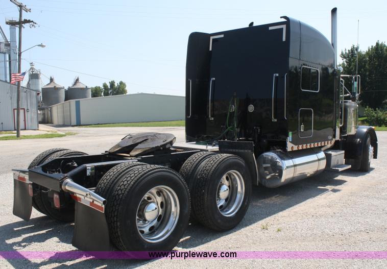 image for item A2256 2005 Peterbilt 379 semi truck