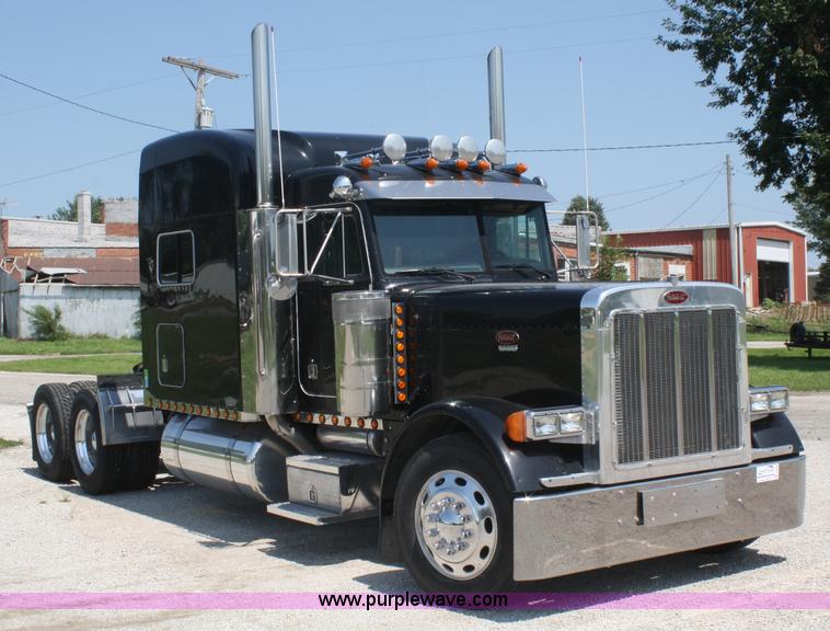 image for item A2256 2005 Peterbilt 379 semi truck