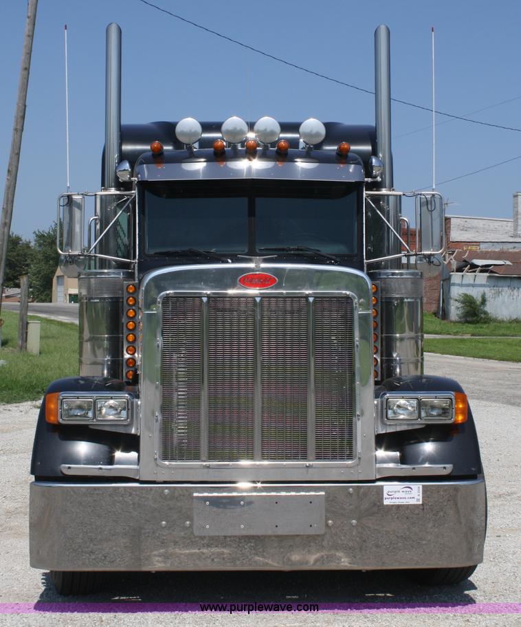 image for item A2256 2005 Peterbilt 379 semi truck