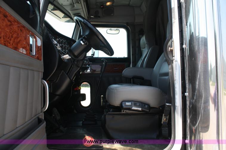 image for item A2256 2005 Peterbilt 379 semi truck