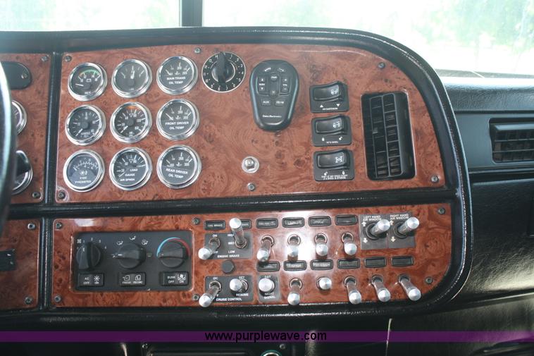 image for item A2256 2005 Peterbilt 379 semi truck