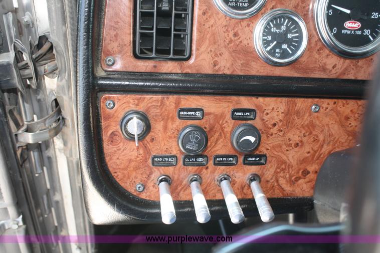 image for item A2256 2005 Peterbilt 379 semi truck