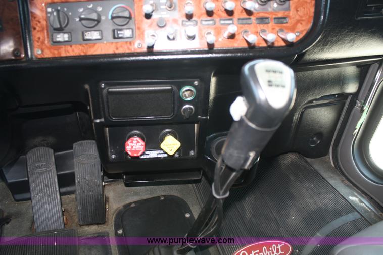 image for item A2256 2005 Peterbilt 379 semi truck