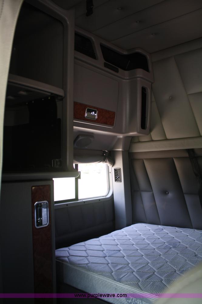 image for item A2256 2005 Peterbilt 379 semi truck