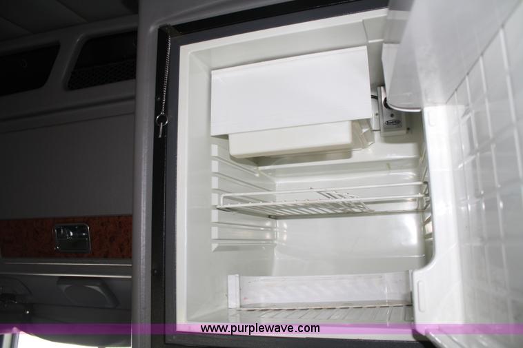 image for item A2256 2005 Peterbilt 379 semi truck