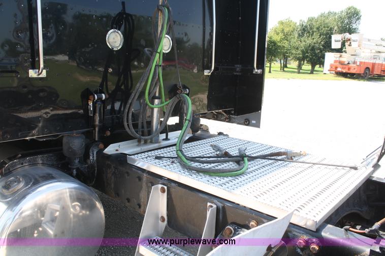 image for item A2256 2005 Peterbilt 379 semi truck