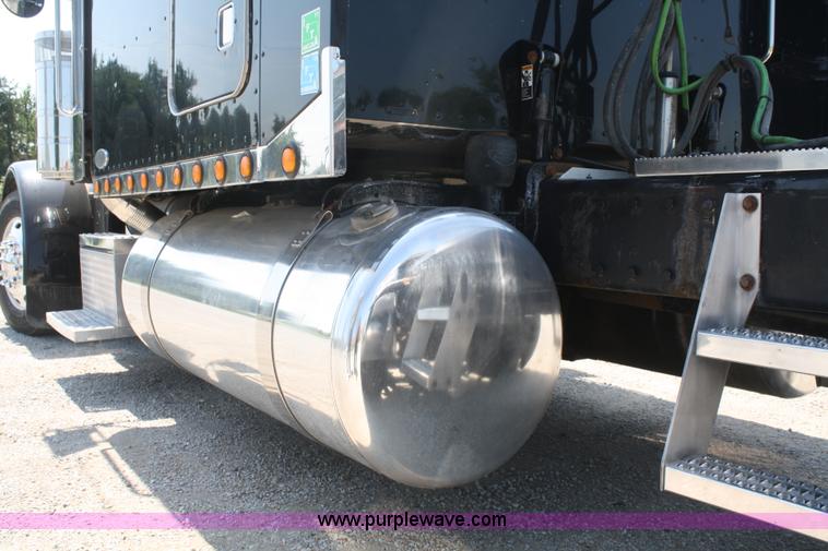 image for item A2256 2005 Peterbilt 379 semi truck