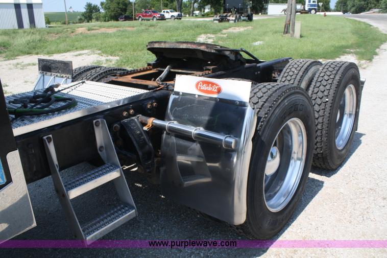 image for item A2256 2005 Peterbilt 379 semi truck