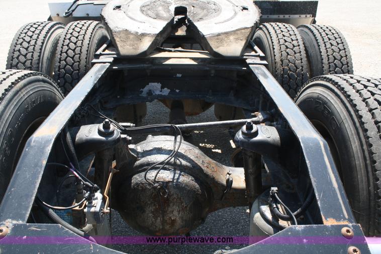 image for item A2256 2005 Peterbilt 379 semi truck