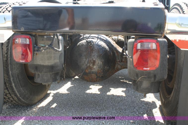 image for item A2256 2005 Peterbilt 379 semi truck