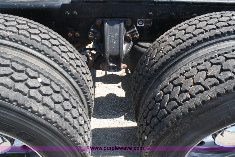 image for item A2256 2005 Peterbilt 379 semi truck