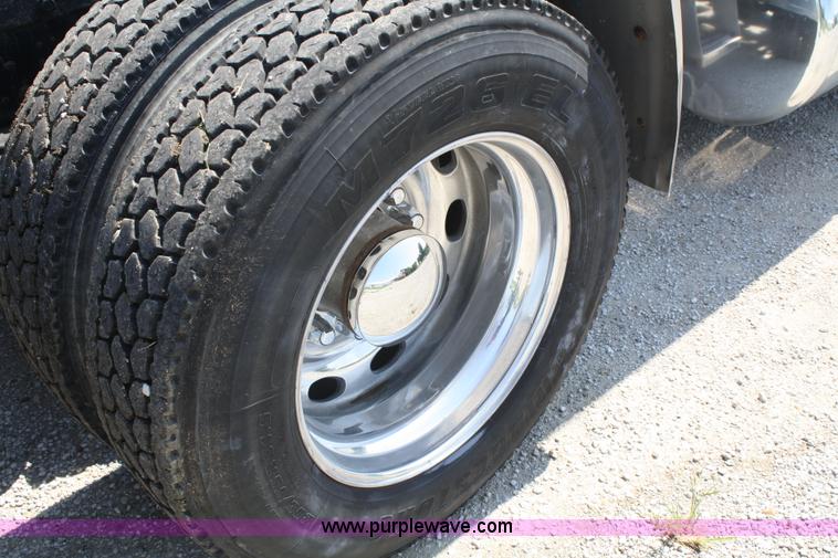 image for item A2256 2005 Peterbilt 379 semi truck