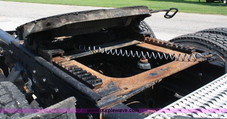 image for item A2256 2005 Peterbilt 379 semi truck