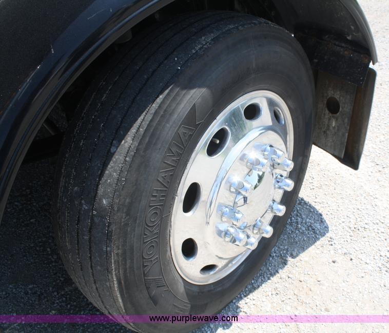 image for item A2256 2005 Peterbilt 379 semi truck