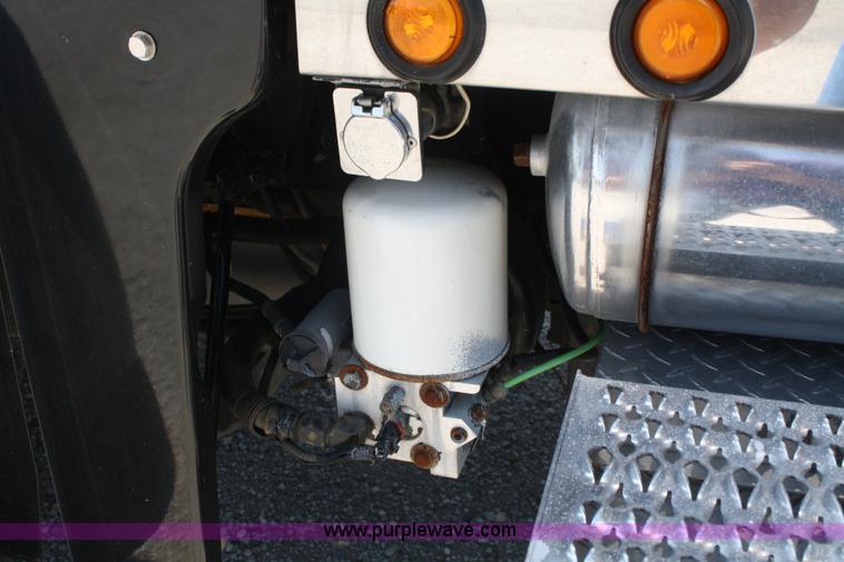 image for item A2256 2005 Peterbilt 379 semi truck