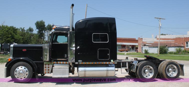 image for item A2257 2006 Peterbilt 379 semi truck