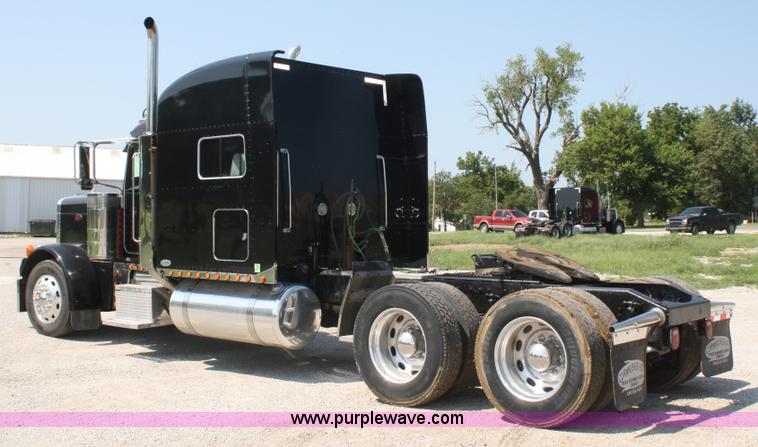 image for item A2257 2006 Peterbilt 379 semi truck
