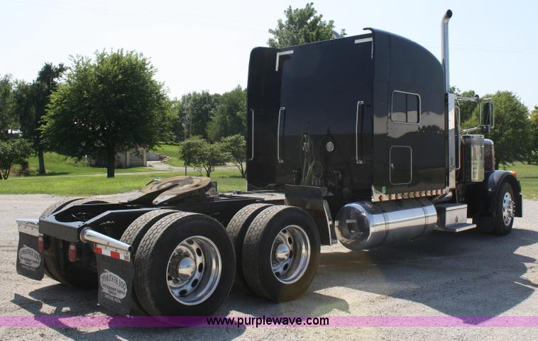 image for item A2257 2006 Peterbilt 379 semi truck