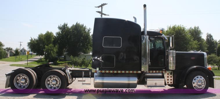 image for item A2257 2006 Peterbilt 379 semi truck