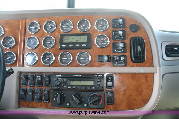 image for item A2257 2006 Peterbilt 379 semi truck