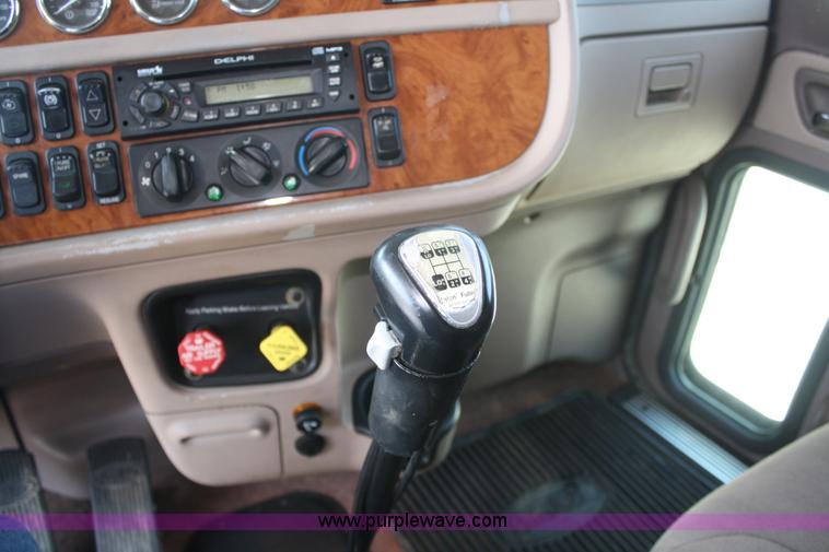 image for item A2257 2006 Peterbilt 379 semi truck