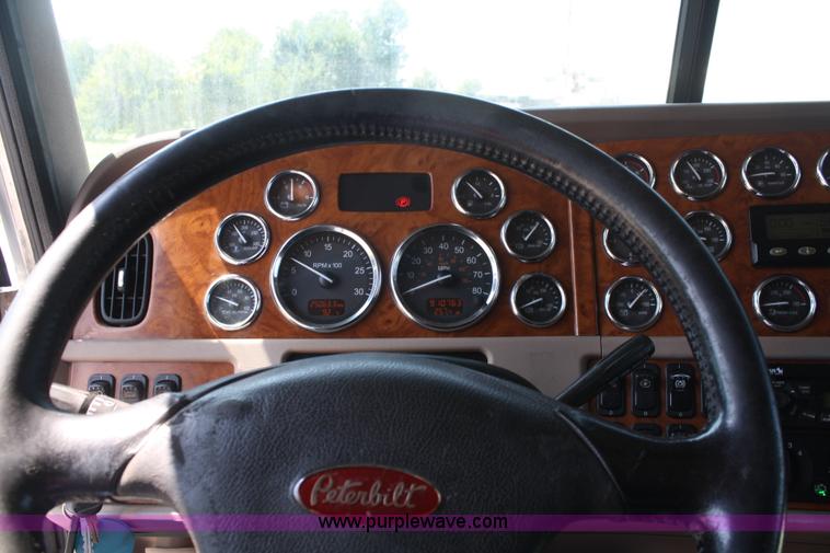 image for item A2257 2006 Peterbilt 379 semi truck