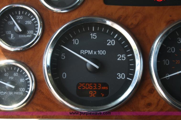 image for item A2257 2006 Peterbilt 379 semi truck