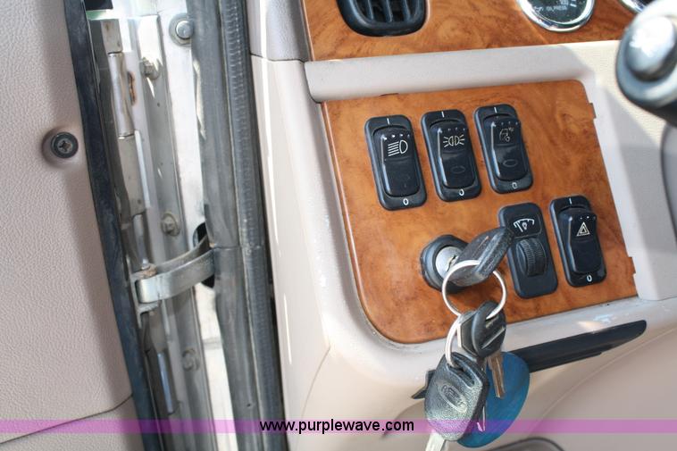 image for item A2257 2006 Peterbilt 379 semi truck