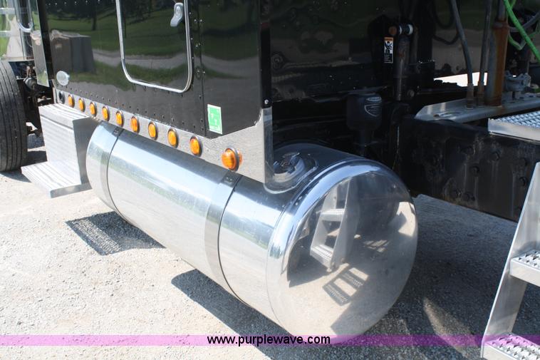 image for item A2257 2006 Peterbilt 379 semi truck