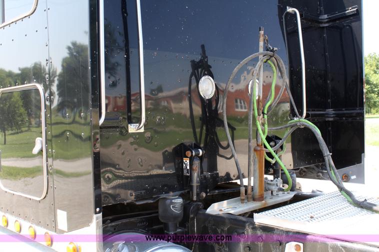 image for item A2257 2006 Peterbilt 379 semi truck