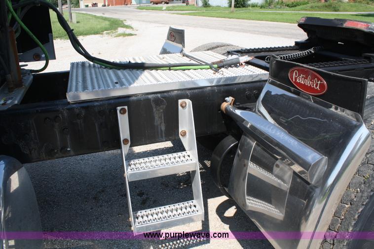 image for item A2257 2006 Peterbilt 379 semi truck