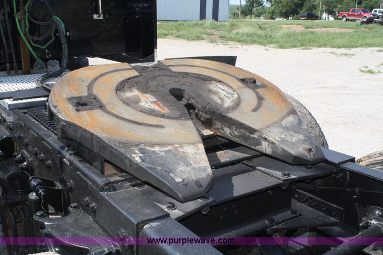 image for item A2257 2006 Peterbilt 379 semi truck