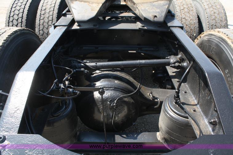 image for item A2257 2006 Peterbilt 379 semi truck