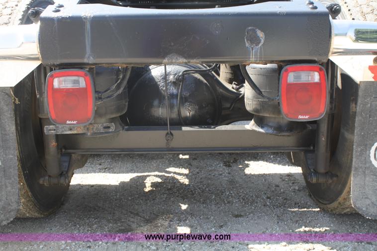 image for item A2257 2006 Peterbilt 379 semi truck