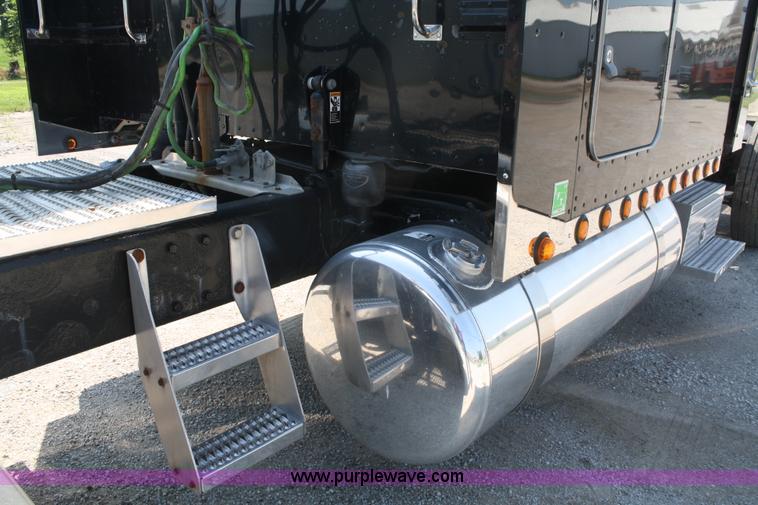 image for item A2257 2006 Peterbilt 379 semi truck