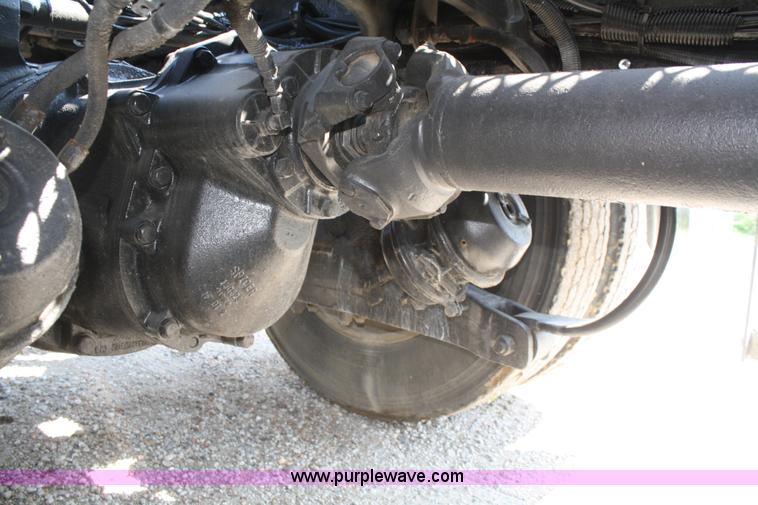 image for item A2257 2006 Peterbilt 379 semi truck